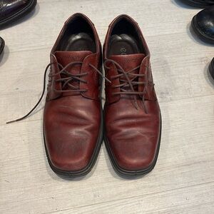 Men’s lace dress casual shoes.